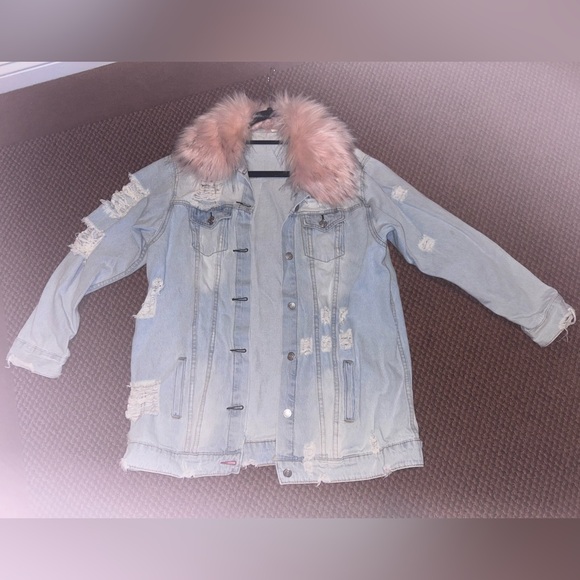 Distressed Denim Jacket w Faux Fur collar - Picture 7 of 16